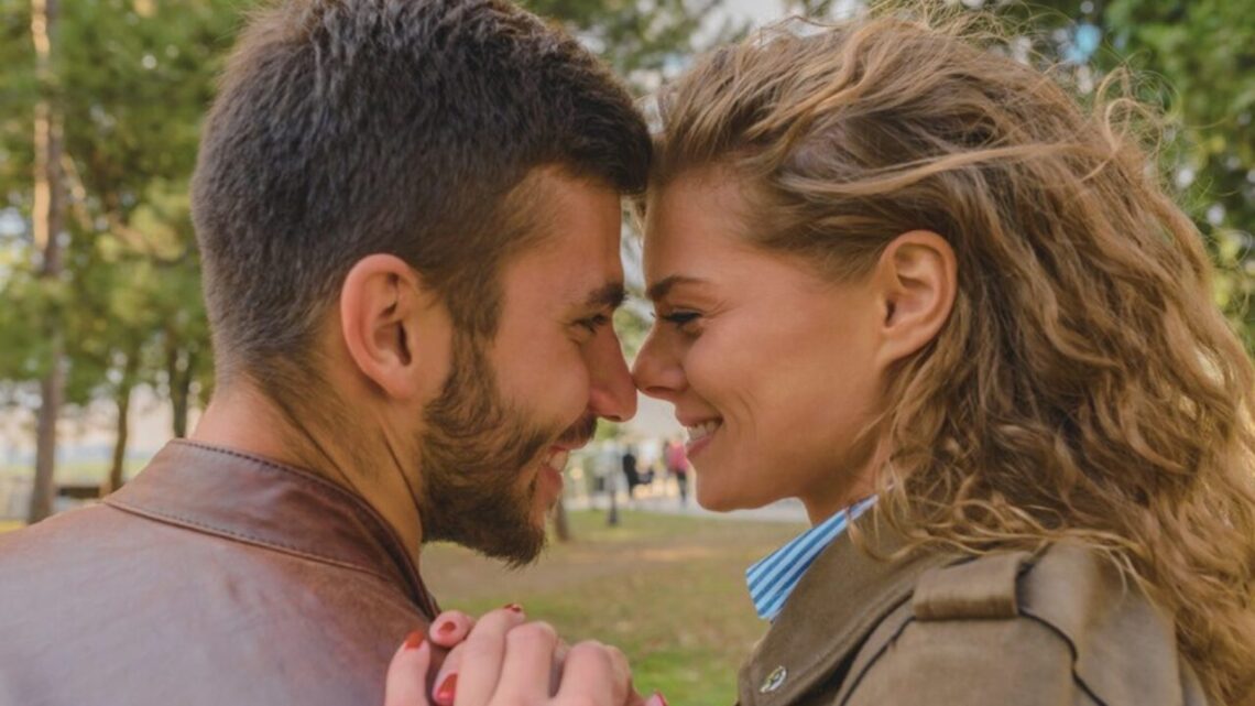 How-Does-He-Make-Me-Feel_-3-Signs-He-Loves-You-and-3-Red-Flags-to-Run-From.